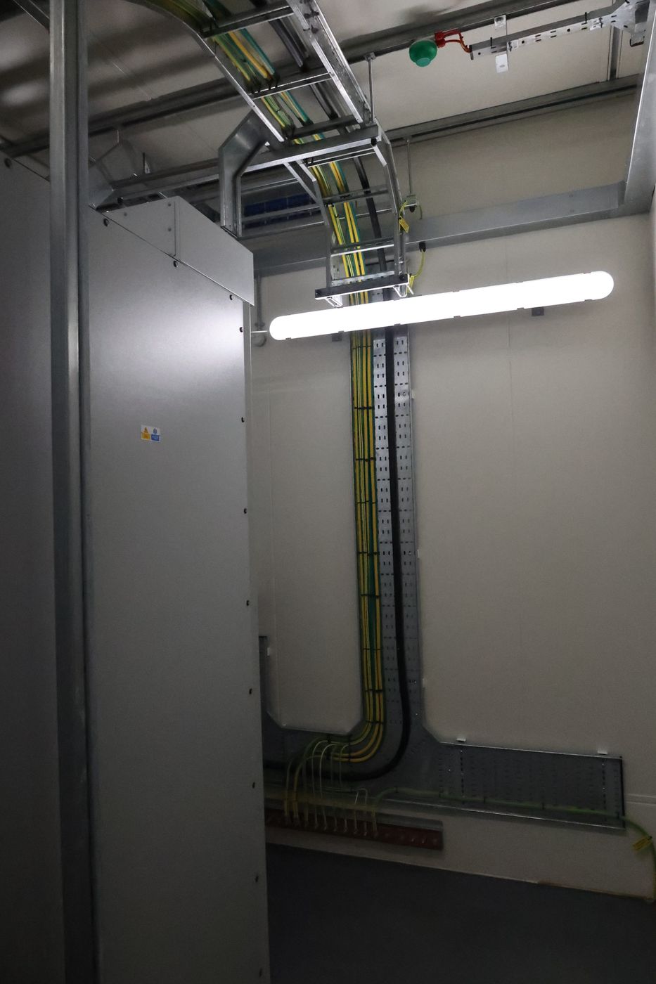 Vertical cable tray riser